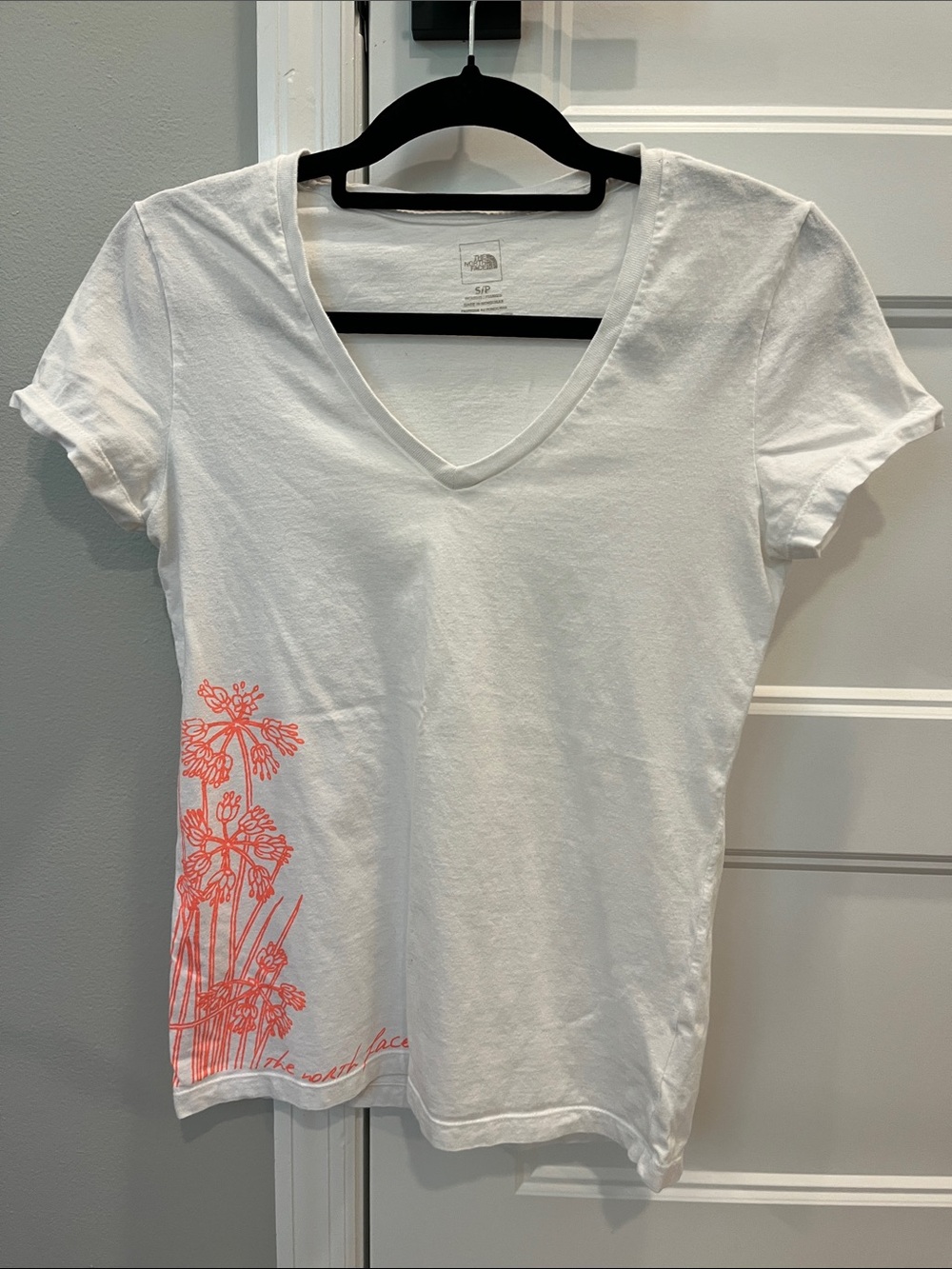 The North Face Women's White V-Neck Tee with Coral Floral Print size S